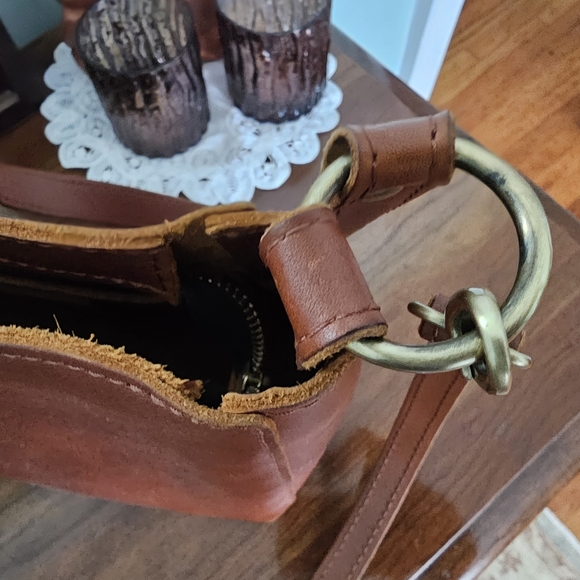 Portland Leather Triangle Shoulder Bag (Honey) w/removeable Crossbody Strap - Picture 4 of 6